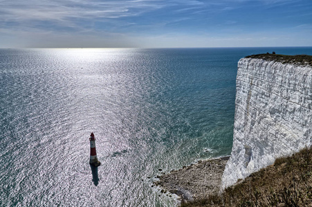 英国南部海岸著名地标海滩灯塔的景色