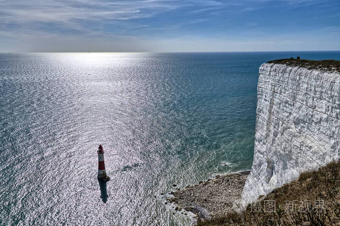 英国南部海岸著名地标海滩灯塔的景色