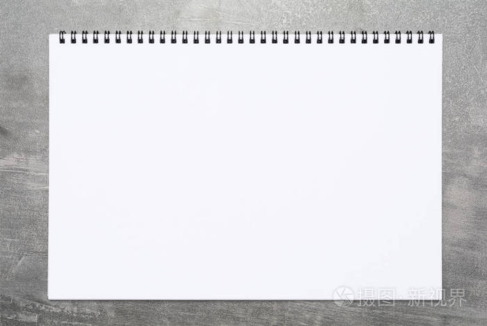灰色表面的素描书空白页