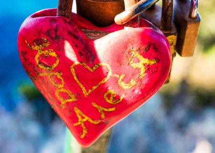 关闭照片，一个美丽和生锈的红色心形锁在科孚希腊。