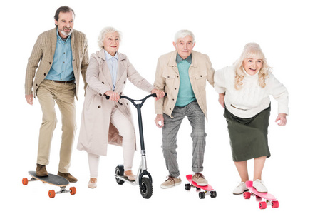 兴高采烈的退休老人骑着滑板靠近骑着摩托车的妇女