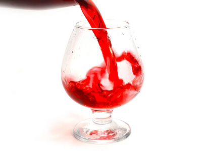 在玻璃杯中倒入红酒时的喷射图案