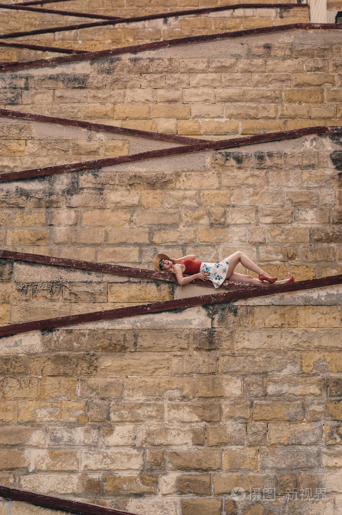 躺在城墙上的年轻姑娘马耳他三大城市的老城区