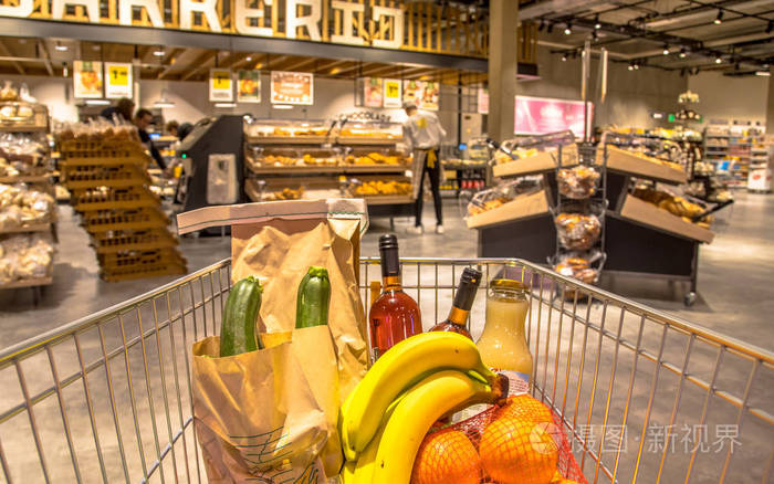 从顾客的角度看,超市里装满食品的购物车