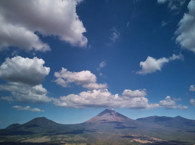 在无人机视图上方的背景上有火山的云景