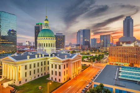 圣路易斯密苏里州市中心城市景观与拱门和法院在黄昏。