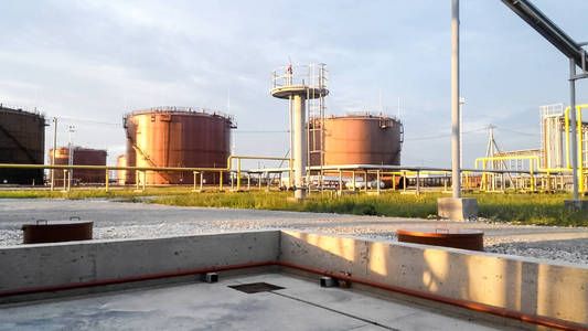 炼油厂。 初级炼油设备。