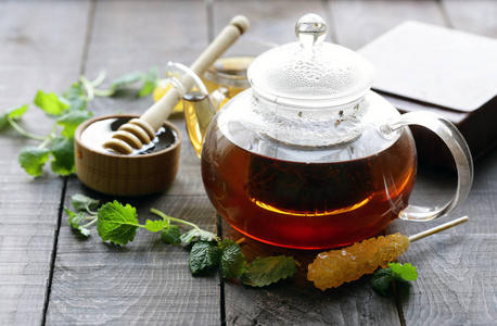 茶壶里放着薄荷和蜂蜜的茶