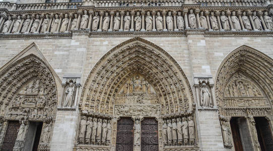 巴黎圣母院的建筑。 大教堂于1160年开始，到1260年基本完工。