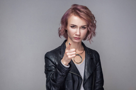 短的粉红色发型谨慎的肖像严肃的美丽女人,短粉红色发型,黑色皮夹克