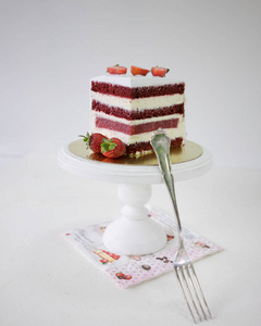 一块草莓蛋糕放在白色蛋糕