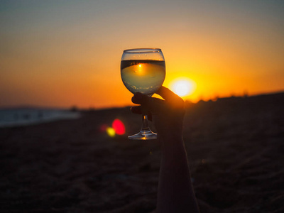 日落时喝一杯酒. 海边. 冒险的心情照片