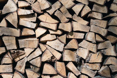堆的切碎的火木为冬天准备