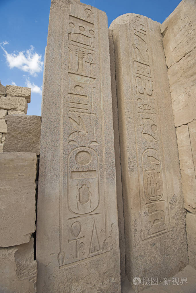 古埃及卢克索卡尔纳克神庙墙柱上的象形文字雕刻