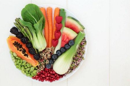 健康食品与新鲜水果蔬菜和谷物沙拉与超级食品，非常高的抗氧化剂，蛋白质，花青素，维生素和膳食纤维。 顶部视图白色木材与复制空间。