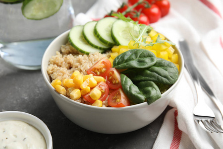 健康藜麦沙拉，碗里有蔬菜，桌子上有特写