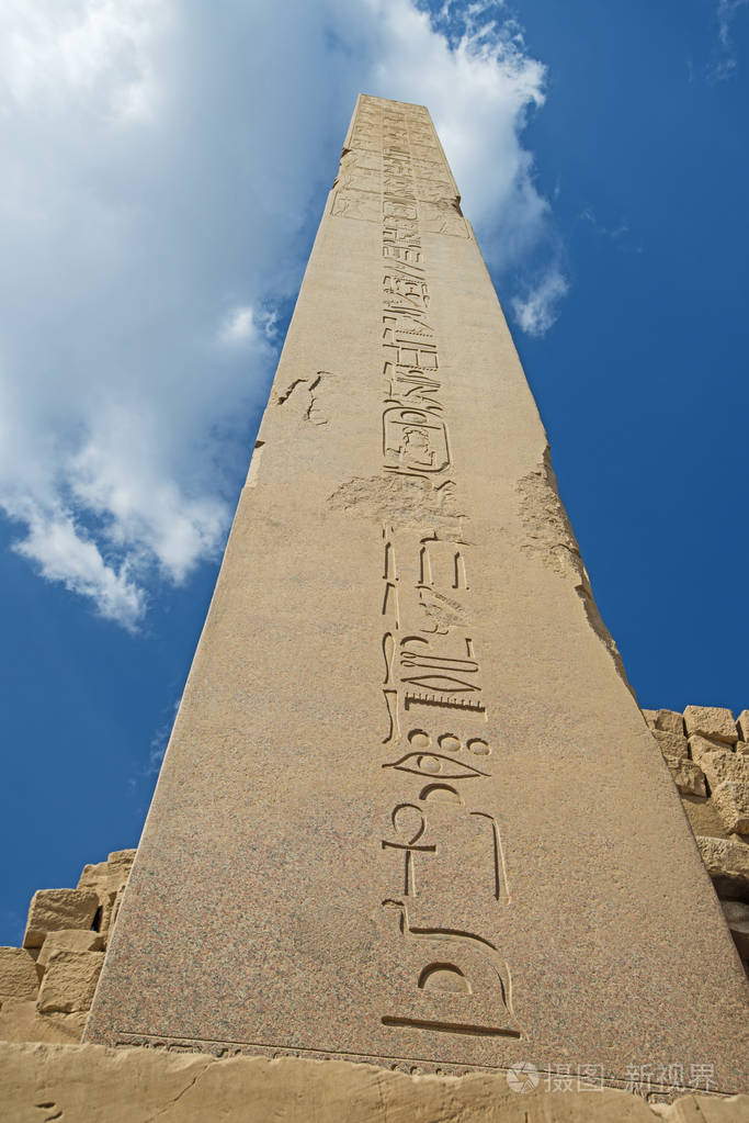 在卢克索的卡尔纳克神庙有一个高大的古埃及方尖碑蓝天背景上有象形