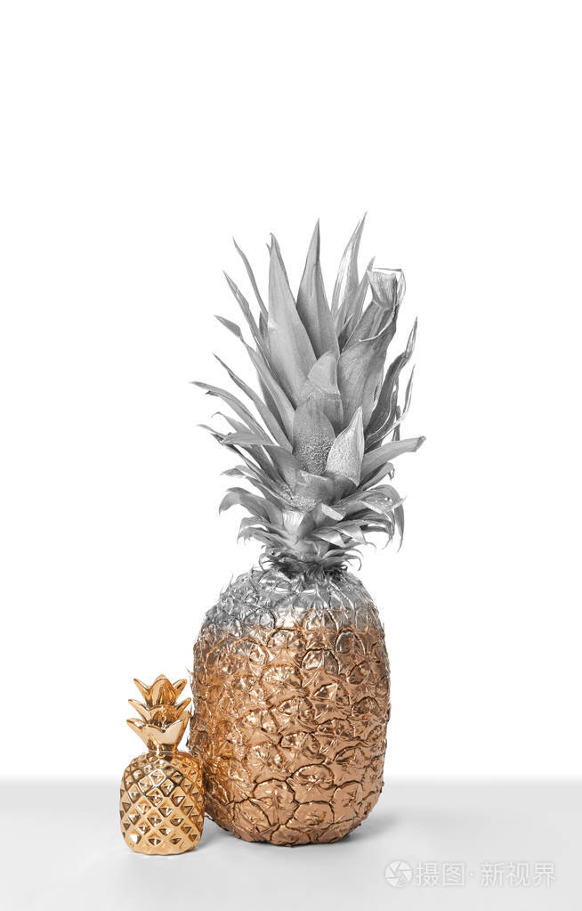 银色和金色的菠萝，白色背景有可爱的装饰