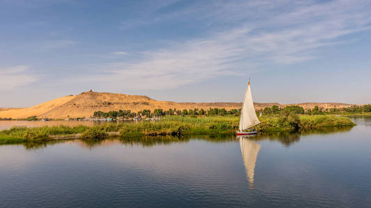 埃及尼罗河上的小型老式帆船2018年10月24日