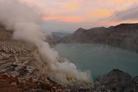活跃的布罗莫火山腾格塞默鲁国家公园全景图