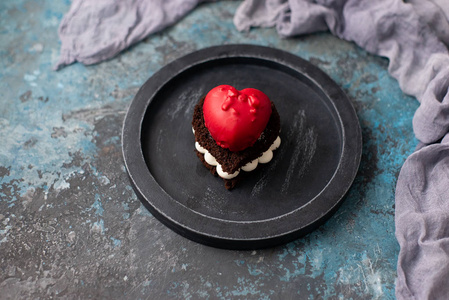 黑色背景下心形的美味巧克力蛋糕