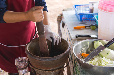 在研钵里做木瓜沙拉，甜甜，泰国街头食品，