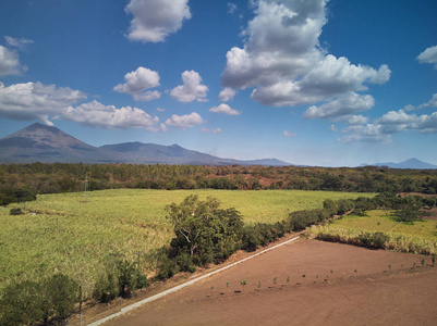 有火山背景的晴天农业野外鸟瞰图