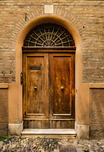 意大利费拉拉历史中心的旧木制红房子门