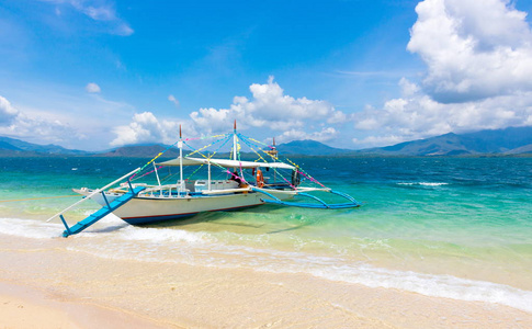 惊人的海景岛屿环礁珊瑚礁与绿松石水在海滩菲律宾。 豪华假日背景与复制空间广告异国情调水疗度假村。 冒险时间和浮潜