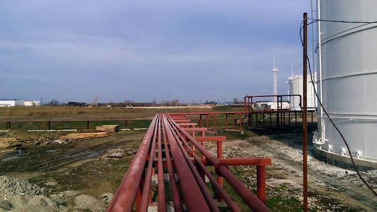 用于泵送精炼石油产品的管道。 炼油厂的管道。