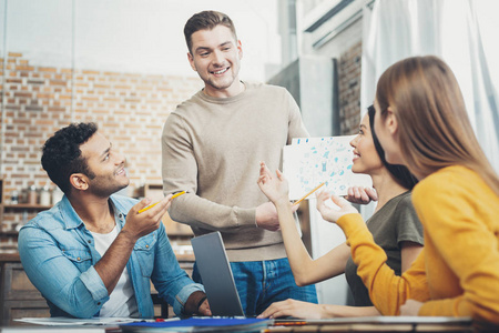 人际交流快乐的四个学生交流思想照片