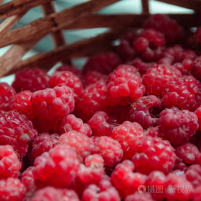 在篮子里放果莓