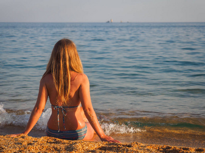 那个女孩在日落时看着大海。克里米亚的黑海