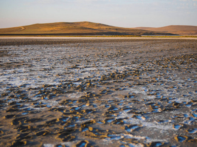 当盐湖干涸时，盐仍然存在。你可以在干燥的床上行走。人们在这样的湖泊上留下痕迹。泥被认为是治愈的