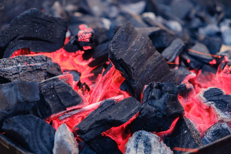 木炭煤火火焰背景热纹理。灰烬。