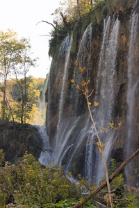 在Plitvice国家公园有瀑布的地方。