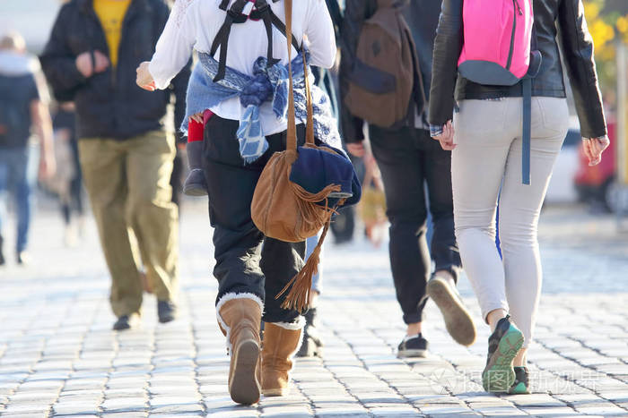 在行人过路处过马路的人