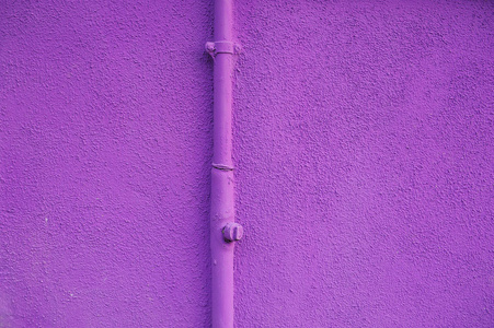 单色房子正面紫丁香颜色与管道在意大利中部。