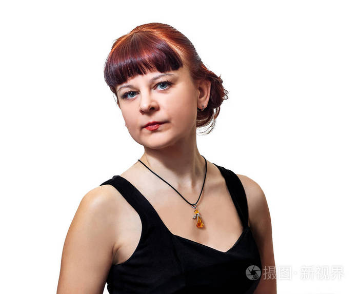 穿黑色衣服的成年女子的肖像,孤立于白色之上