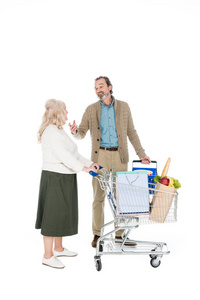 离退休的丈夫和妻子谈话，手里拿着一辆白色的购物车