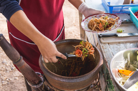 用沙浆做木瓜沙拉泰国街头食品