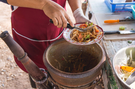 用沙浆做木瓜沙拉泰国街头食品