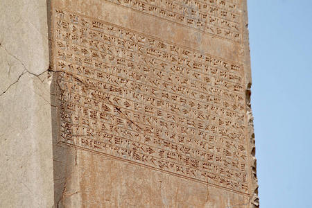 achemenid波斯波利斯古城柱上的古代象形文字照片