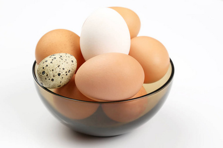 鸡蛋放在白色背景的盘子里