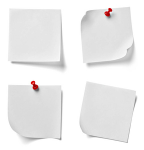 收集各种笔记纸与红色推针在白色背景。 每张都是分开拍摄的