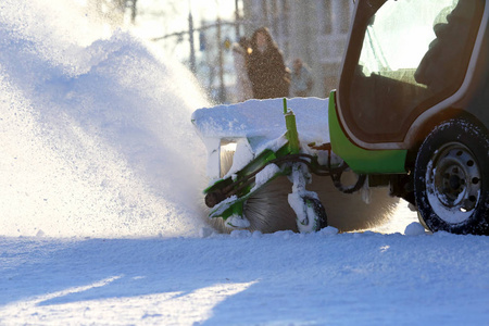 专门的雪机清除了街道上的积雪