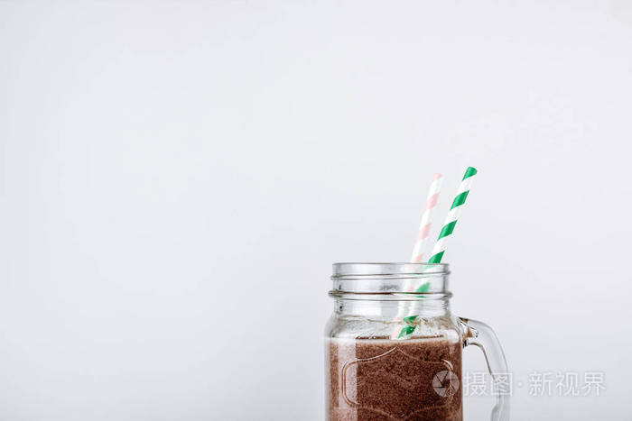 蛋白质震动, 冰沙与巧克力和可可在罐子在白色背景