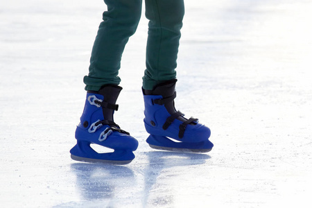 蓝滑冰场上的腿