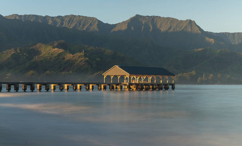 黎明和日出在夏威夷考艾岛哈纳莱伊湾