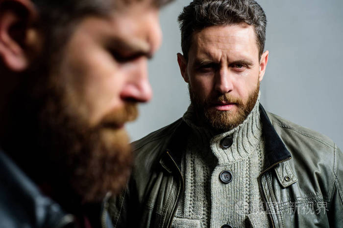 阳刚之气和残酷的外表.男性护发小贴士.理发店的概念.